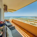 113 - Beachfront With Views, アパート
