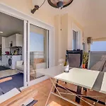 113 - Beachfront With Views, شقة