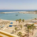 113 - Beachfront With Views, شقة