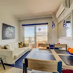 113 - Beachfront With Views, شقة فوينخيرولا