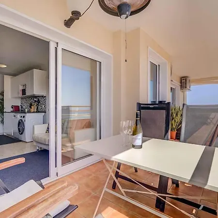 113 - Beachfront With Views, 아파트