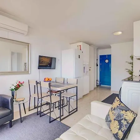 113 - Beachfront With Views, شقة