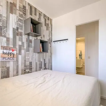 113 - Beachfront With Views, Апартаменти