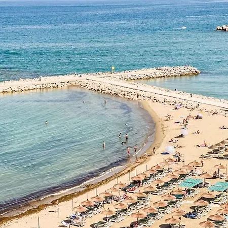 113 - Beachfront With Views, Апартаменти